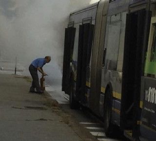 autobus in fiamme