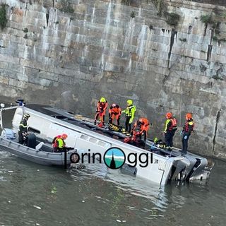 Pullman caduto nel Po, l'autopsia conferma: l'autista è morto per un malore