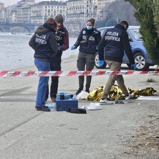 cadavere con forze di polizia intorno