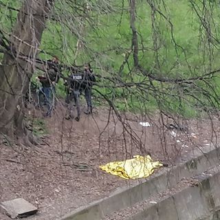 Il cadavere e alcuni agenti della Polizia accanto