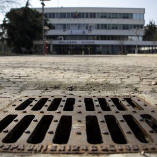 tombino in mezzo al porfido a Collegno