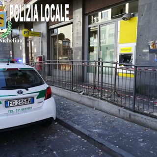 Nichelino, paura per la caduta di calcinacci davanti all'ufficio postale: nessun ferito