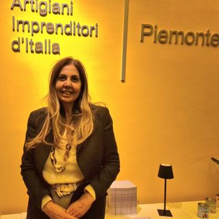 Donna in piedi su sfondo di parete gialla