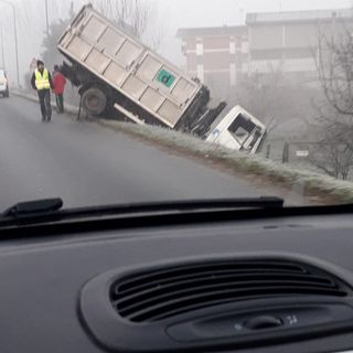 Camion fuori strada a Lauriano: fatale il ghiaccio sulla provinciale