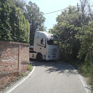 Strada del Cresto, grosso camion resta bloccato in una curva: solo dopo diverse ore autogru risolve il problema
