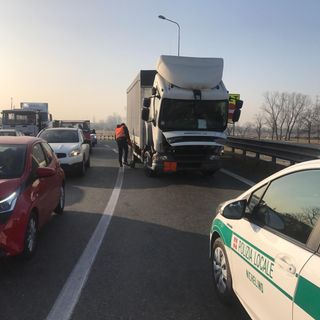 Nichelino, camion bloccato all'uscita della tangenziale manda in tilt la circolazione