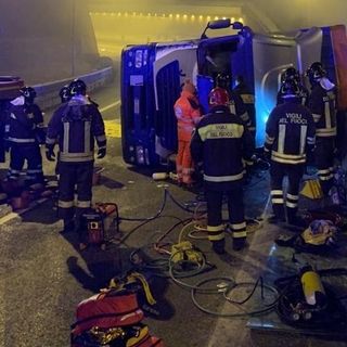 Incidente sulla A32, camion si ribalta in curva: ferito un ragazzo a bordo