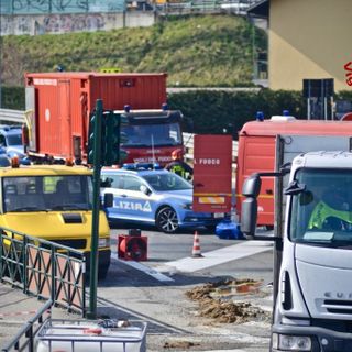 Autocarro sversa acido in corso Francia, chiusi gli svincoli per la tangenziale a Rivoli (FOTO E VIDEO)