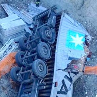 A ventiquattr’ore dall’incidente va a fuoco il camion volato da un viadotto dell’autostrada Torino-Savona