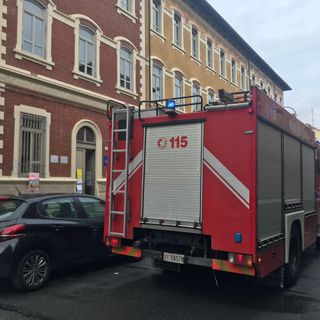 Panico alla scuola elementare Cesare Battisti, insegnante bloccata dentro l’ascensore: intervengono i vigili del fuoco