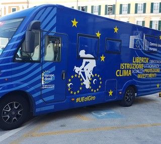 Il camper blu dell'Unione Europea al Giro d'Italia (VIDEO)