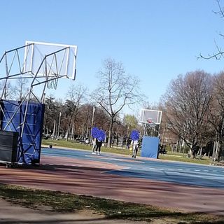 Persone che giocano a basket in un campo all'aperto