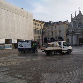 Pulizia di piazza San Carlo