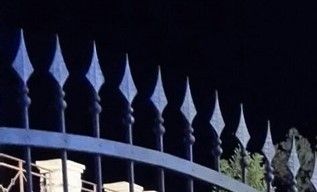 Scavalca il cancello e rimane impigliata: ragazza di 18 anni muore nel Canavese