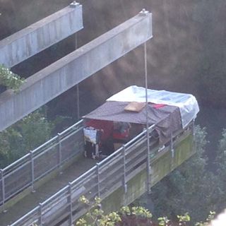 Una capanna abusiva nei giardini lungo Dora dell'area ex Paracchi