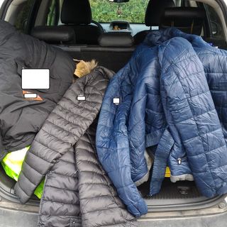Vendevano su Internet capi di abbigliamento contraffatti: 8 denunciati