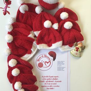 L'Associazione “Mani di mamma -ODV” dona cappellini di lana fatti a mano per i neonati del Mauriziano di Torino