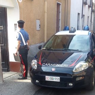 Pinerolo, ubriaco molesta i clienti di un locale e aggredisce i Carabinieri