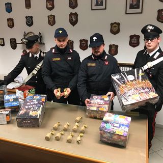 I Carabinieri sequestrano tubi monocolpo e bombe carta (VIDEO)