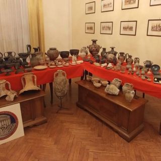 Gli eredi dell'antiquario si picchiano per l'eredità: i carabinieri in salotto trovano un tesoro di epoca Romana