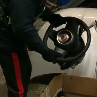 Smontavano le automobili rubate in un magazzino di Leini, tre persone denunciate (FOTO e VIDEO)