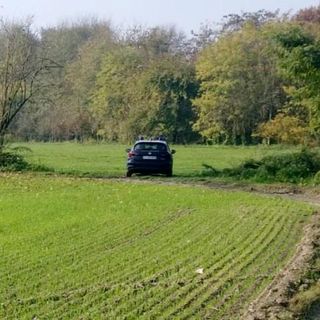 Ambulante trovato morto nelle campagne di Chivasso: coppia di Brandizzo denunciata per occultamento di cadavere
