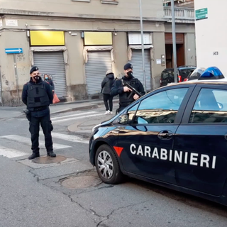 Tenta il colpo in farmacia, rapinatrice arrestata in corso Giulio Cesare