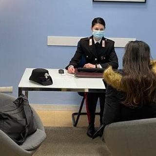 Afferra alla gola la moglie durante un litigio: arrestato quarantenne a Chieri Afferra alla gola la moglie durante un litigio: arrestato quarantenne a Chieri