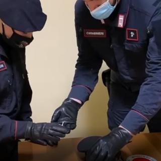 carabinieri con droga sequestrata