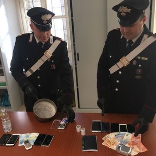Pianezza, un supermarket della droga attivo 24 ore al giorno scoperto dai carabinieri: sette gli arrestati (FOTO)