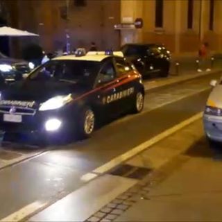 La droga viaggiava sul taxi, dentro una valigia con 50 chili di hashish: tre arresti [VIDEO]