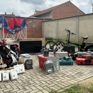 Un carabiniere con la merce rubata