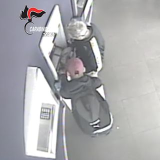 Anziani derubati della pensione al bancomat, arrestato ladro gentiluomo [FOTO E VIDEO]