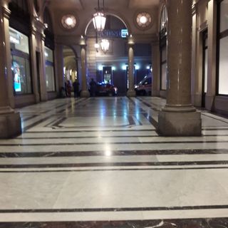Minaccia passanti con un coltellino: denunciato senzatetto in piazza San Carlo