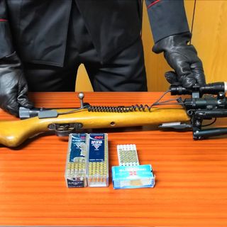Brosso, aveva un'arma illegale in camera da letto: arrestato