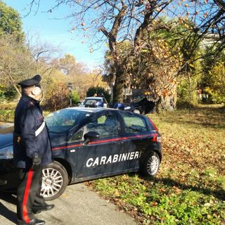 Trovati a casa del più giovane un coltello a serramanico, una riproduzione “a salve” di pistola Beretta