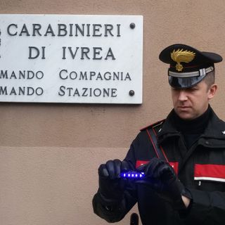 Ivrea, modifica la sua auto per avere dei &quot;lampeggianti&quot; blu come la polizia: denunciato