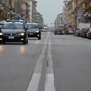 Comprano mobili, pagano con assegni scoperti e forniscono generalità false: denunciata una coppia torinese