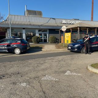 Con i soldi rapinati va a giocare alle slot, arrestato a Venaria