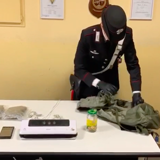 Mamma denuncia figlio spacciatore: ragazzo arrestato dai carabinieri a Nichelino