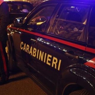 Caselette, lasciano i figli di 6 e 3 anni a casa e vanno a ubriacarsi in discoteca: denunciati