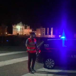 Ruba l’auto del padre, 15enne rischia di investire un carabiniere durante un posto di blocco: denunciato
