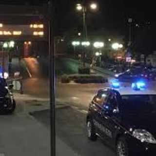 Spacca gli specchietti delle auto e tira calci alle portiere: denunciato ad Albenga imprenditore torinese
