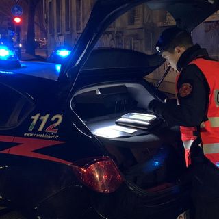 Discussione in strada finisce a coltellate: ricercato un uomo