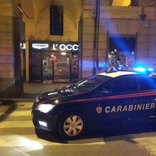 Pinerolo, 58enne rompe la vetrina di un'ottica e ruba cinque paia di occhiali: arrestato