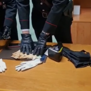 carabinieri con alcuni reperti sul tavolo