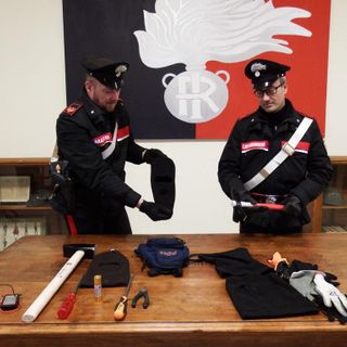 Roletto, denunciati quattro giovani trovati in possesso di passamontagna, guanti e arnesi da scasso