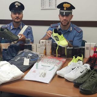 Rivarolo Canavese, abbigliamento e profumi contraffatti in auto: denunciati