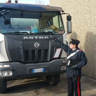 Collegno, dopo una lite minaccia di investire i nomadi con una betoniera: arrestato