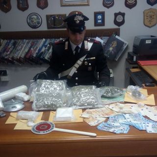 Venaria, i carabinieri scoprono droga in buste sottovuoto per passare i controlli in aeroporto